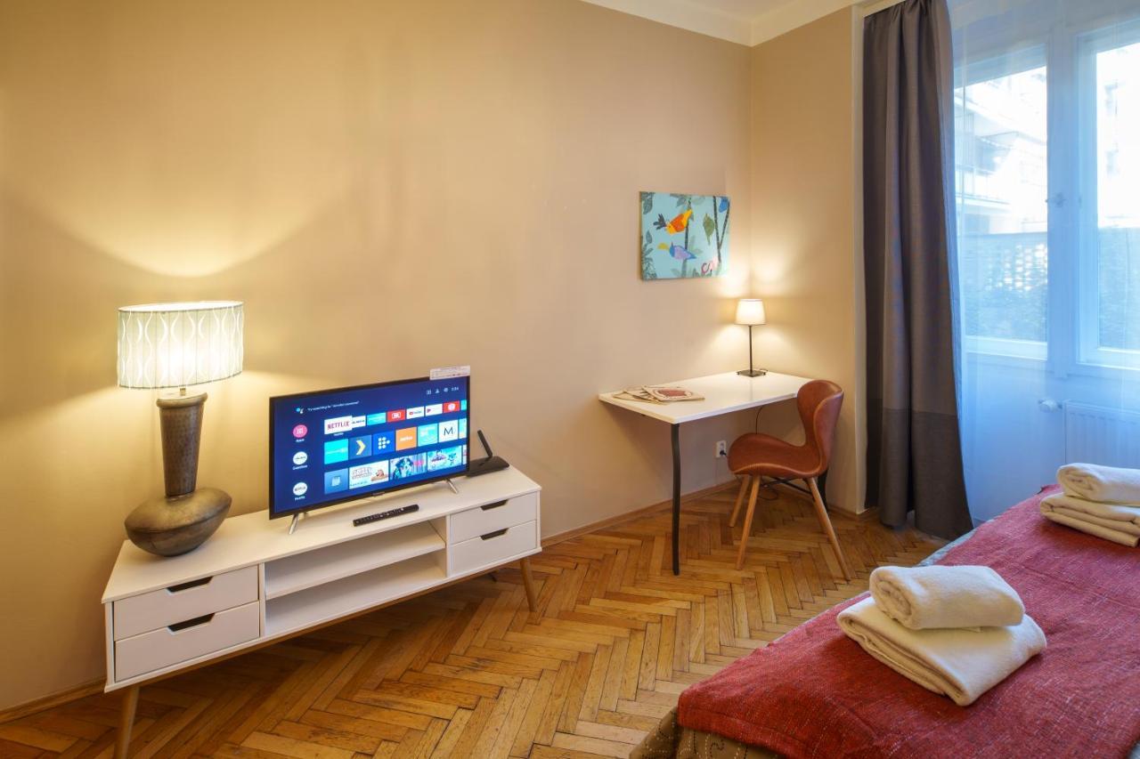 Dlouha Apartment With Balcony Prag Eksteriør billede